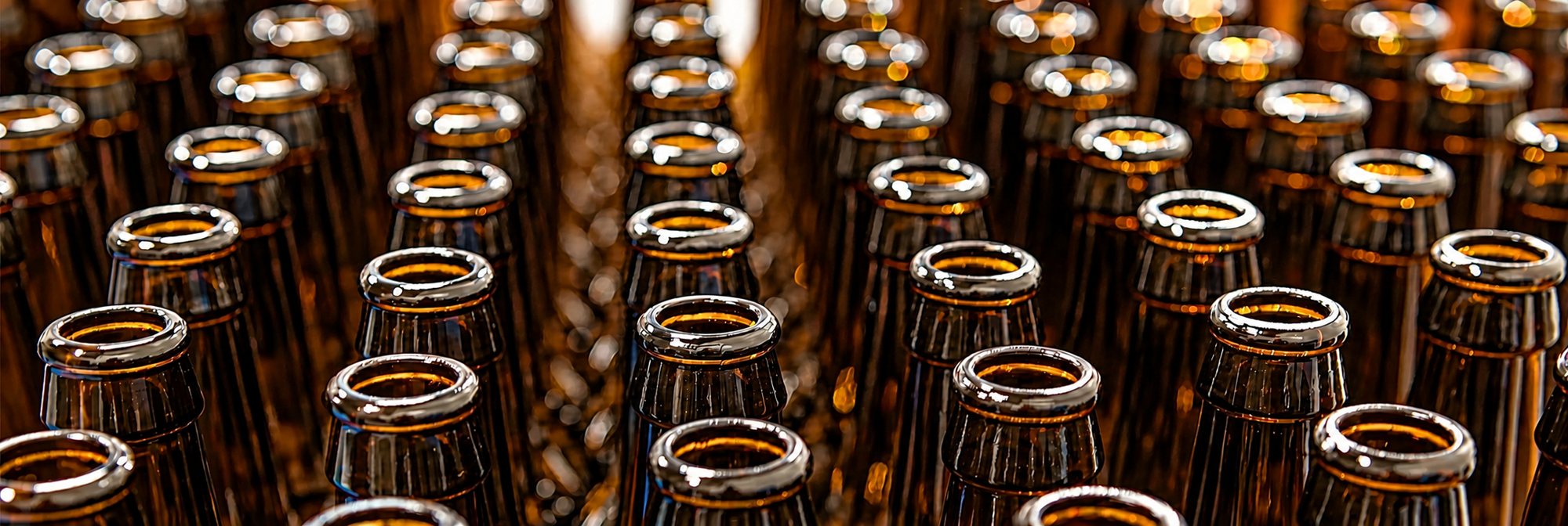 Des rangées de bouteilles de bière vides en verre brun